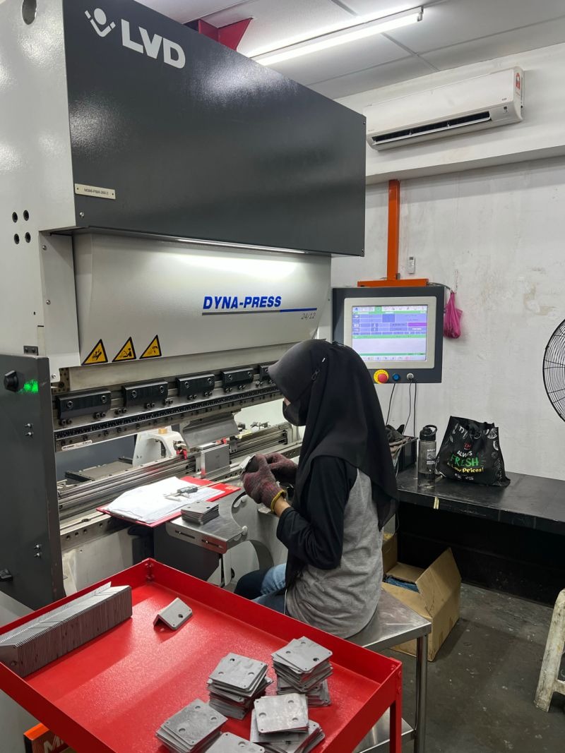 MSM 金属工业公司的女性操作员使用 LVD's Dyna-Press