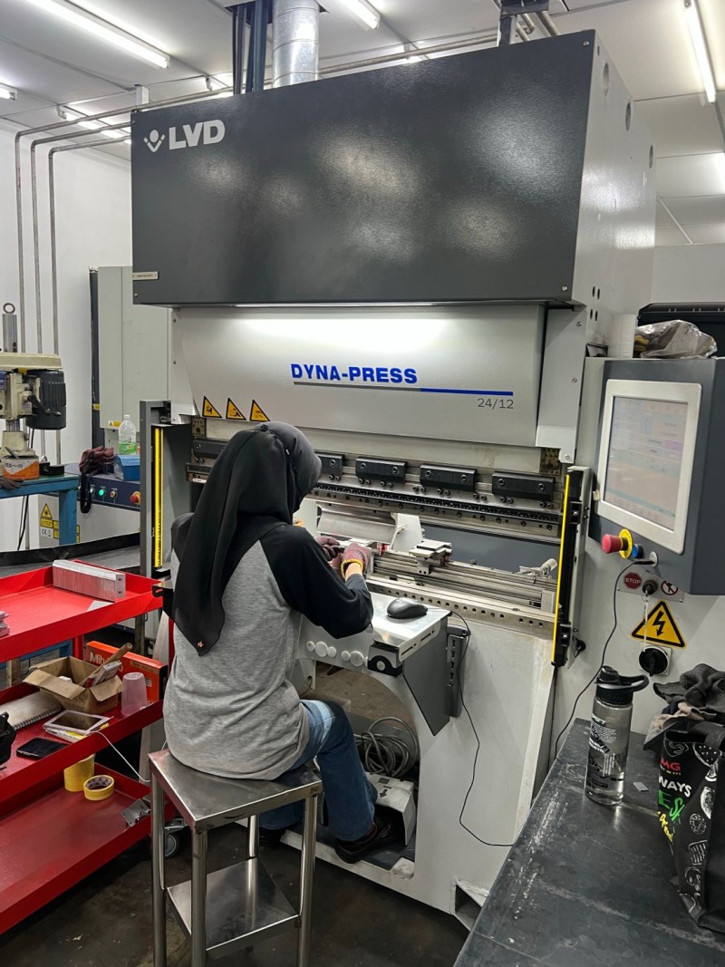 MSM 金属工业公司的女性操作员使用 LVD's Dyna-Press