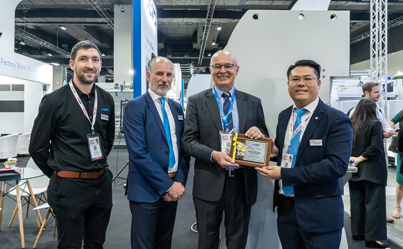 Auf der Metaltech 2023: Tom Hennejonck, Lieven Vanhoenacker (LVD International Sales), Peter Van Acker (Belgischer Botschafter in Malaysia) und Joshua Tan (LVD-Geschäftsführer Südostasien)