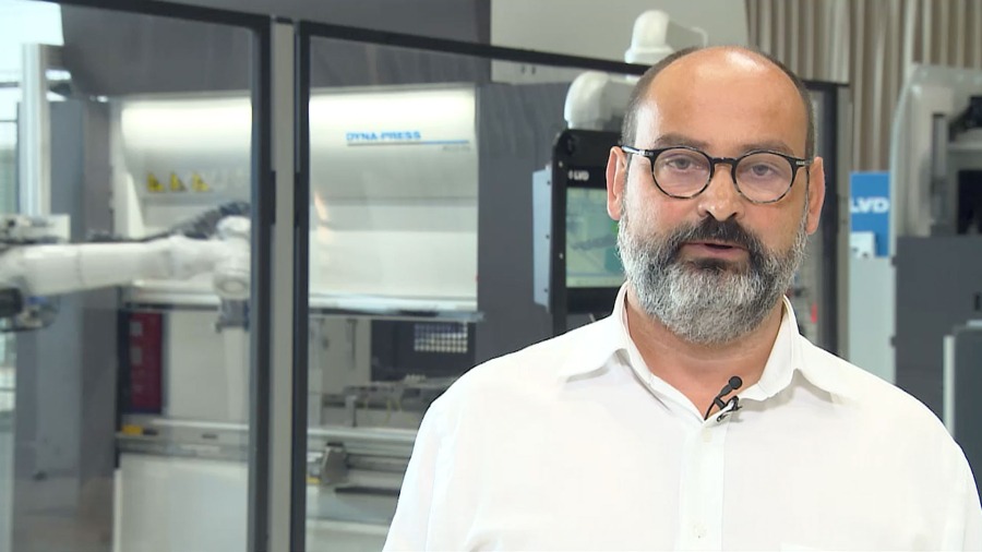 Dyna-Cell: robotised bending requiring no robot teaching