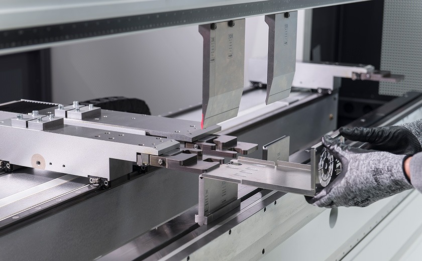 Press brake tooling machine