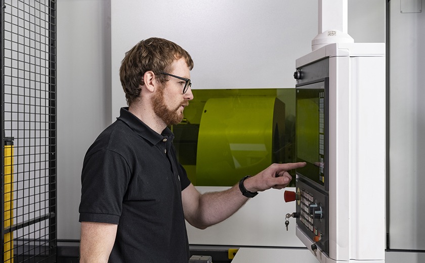 Laser tube cutting machine operator