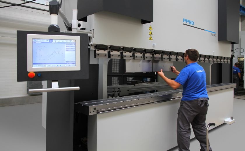 PPED press brake for precision bending LVD operator