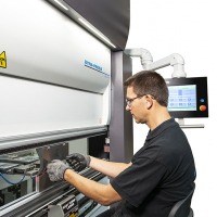 Dyna Press electric press brake operator