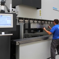 PPED press brake for precision bending LVD operator